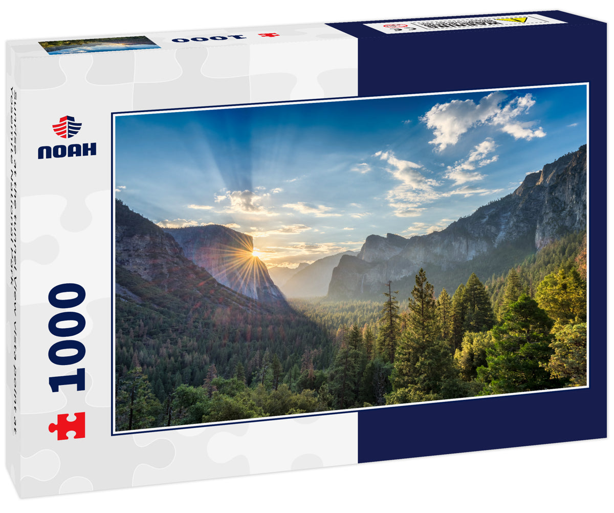 Sunrise at the tunnel View vista point at Yosemite National Park