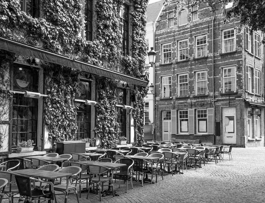 Noah Jigsaw Puzzle Monumental castle in Apeldoorn, surrounded by a moat in black white 1000 pieces