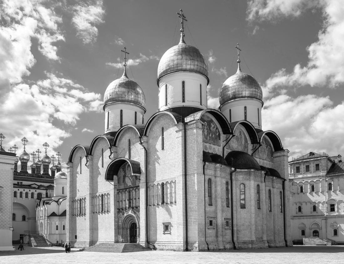 Noah Jigsaw Puzzle Cathedral tower and old city architecture in Utrecht, Netherlands in black white 1000 pieces