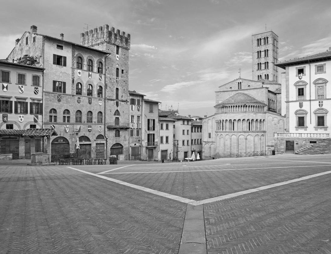 Noah Jigsaw Puzzle Binche (Bing), Wallonia, Gothic town hall on main square, city in Belgium in black white 1000 pieces