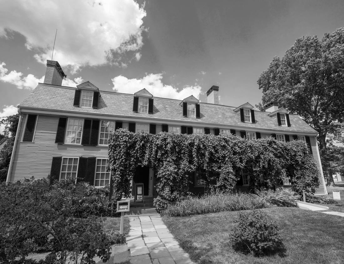 Noah Jigsaw Puzzle Daytime view of the historic city center of Fairfield, California, USA in black white 1000 pieces