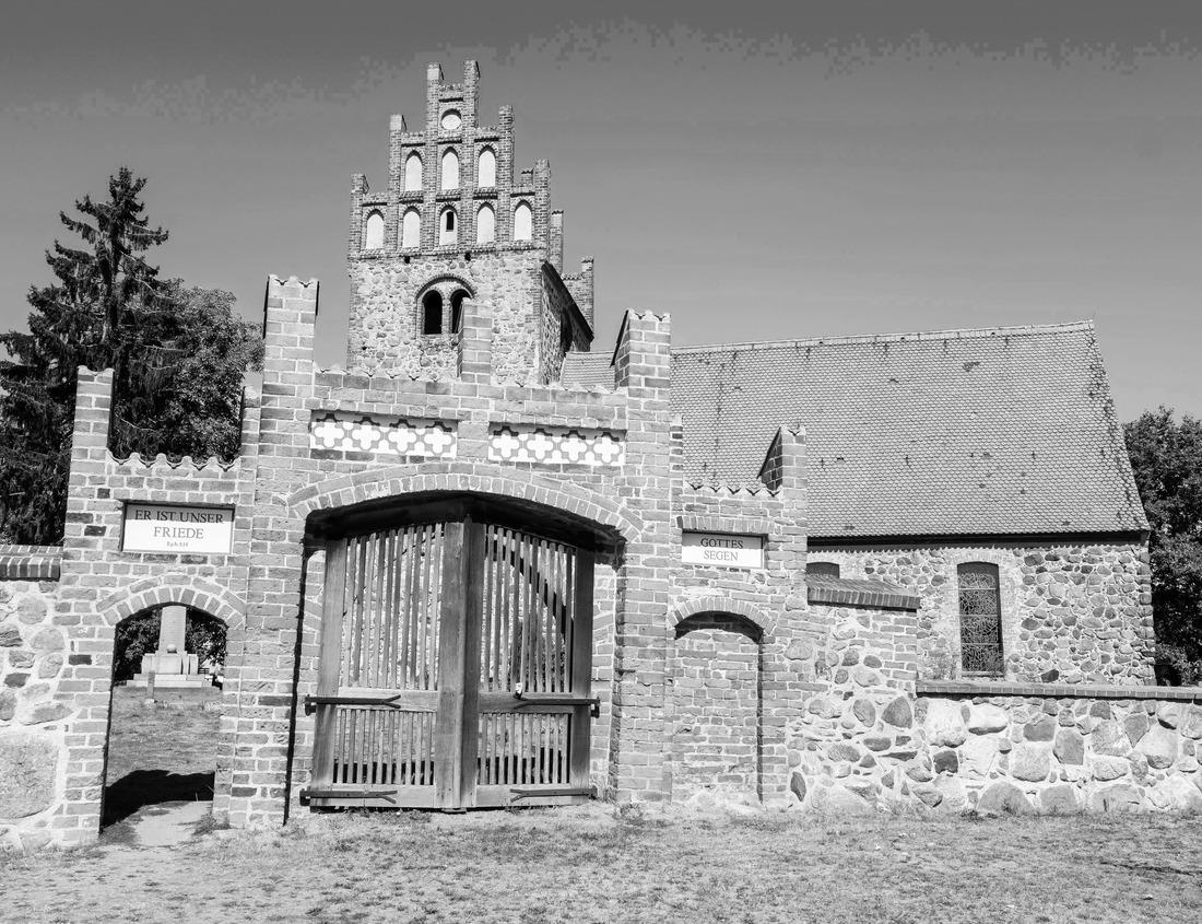 Noah Jigsaw Puzzle Beautiful girl visiting the ulun danu bratan temple in Bali. Concept about exotic lifestyle wanderlust traveling in black white 1000 pieces