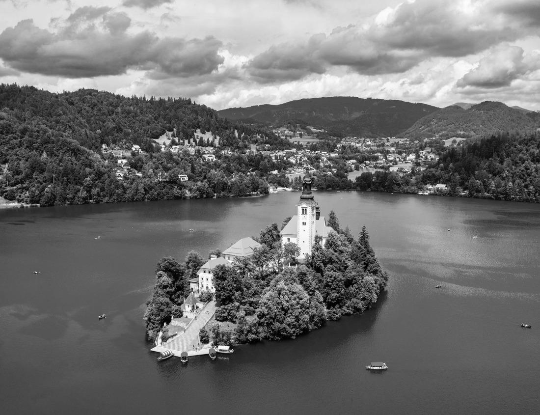 Noah Jigsaw Puzzle Grand Canyon National Park, in Arizona, USA, is home to much of the immense Grand Canyon, with its layered bands of red rock revealing millions of years of geological history in black white 1000 pieces