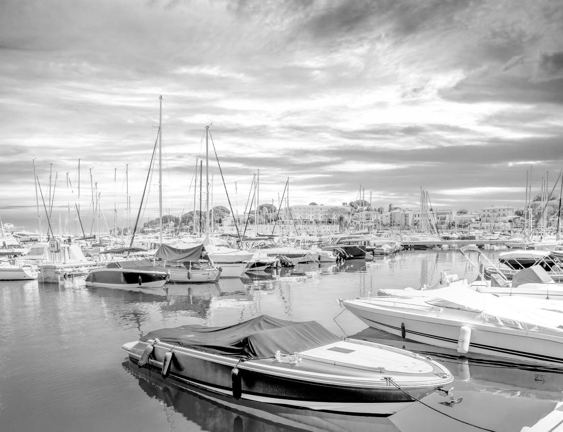 Noah Jigsaw Puzzle Famous view of California Street near China Town and the Financial District, with Chinese pagoda towers and the Bay Bridge at sunset in San Francisco in black white 1000 pieces