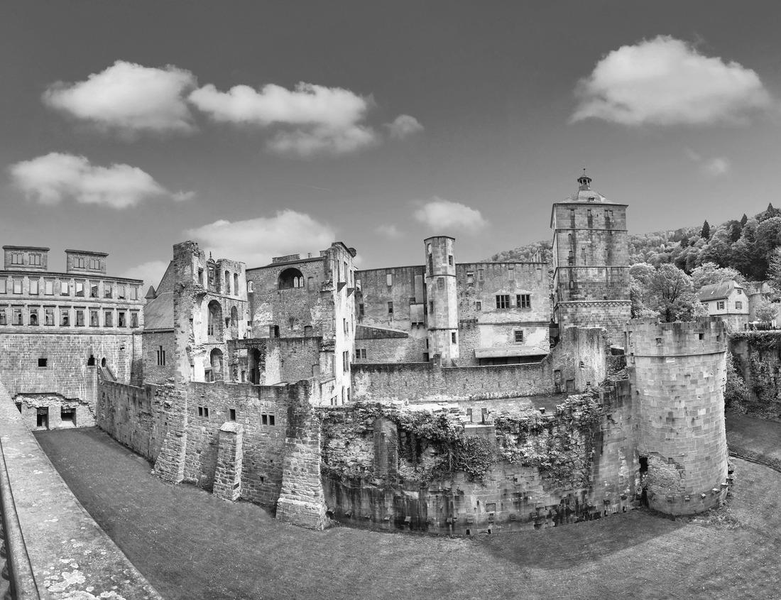 Noah Jigsaw Puzzle Hiking in Kenai Fjords National Park in Alaska in black white 1000 pieces