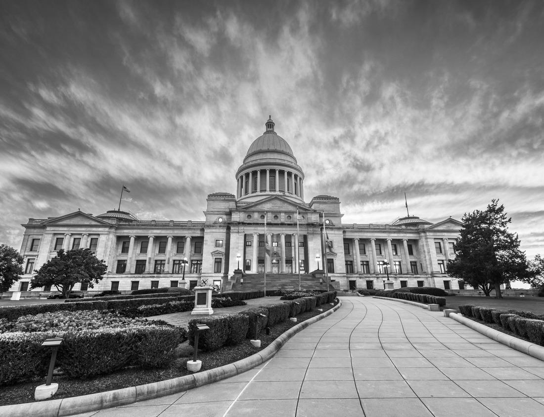 Noah Jigsaw Puzzle Canada, Old Quebec City tourist attractions, Petit Champlain lower town and shopping area in black white 1000 pieces
