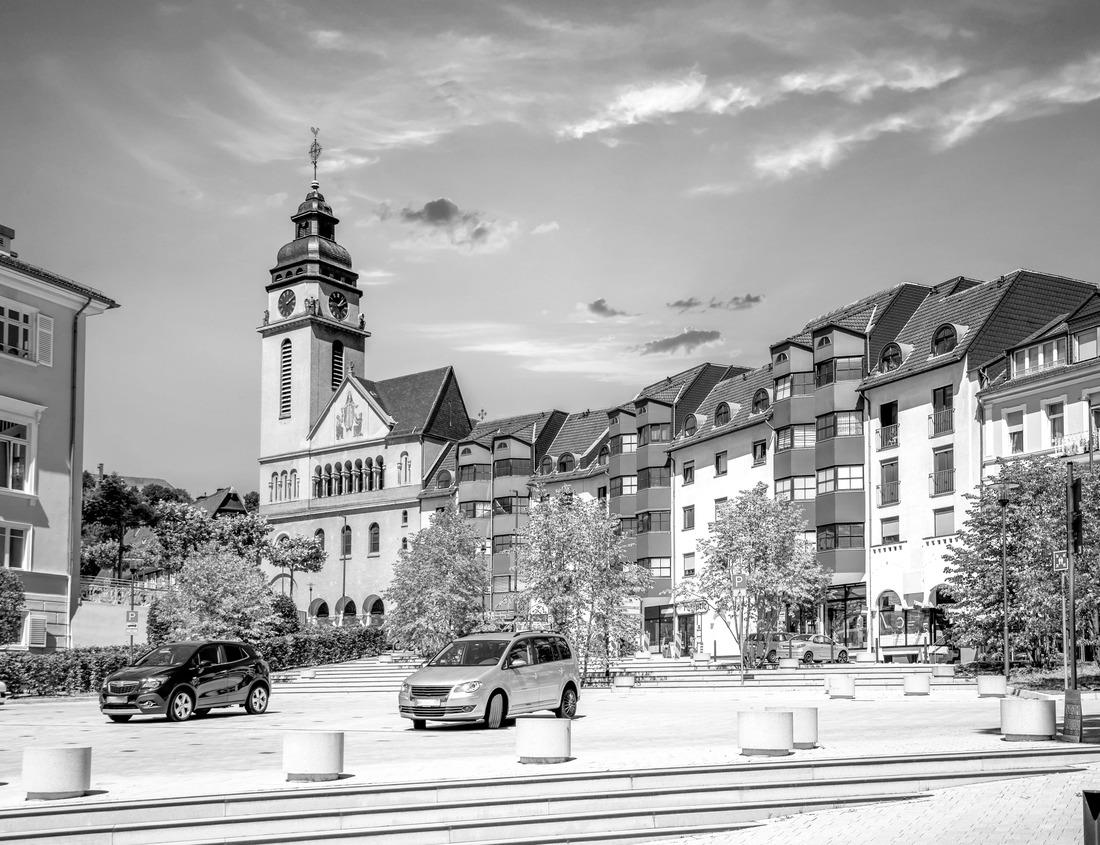 Noah Jigsaw Puzzle Mamayev Kurgan with the Motherland Calls statue commemorating the Battle of Stalingrad in World War II. Volgograd, Russia in black white 1000 pieces