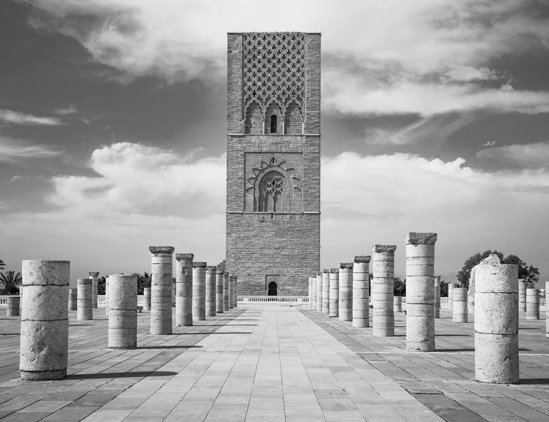 Noah Jigsaw Puzzle Fountain on the Nashua River against the background of a historic cotton factory building with a clock tower in the old industrial park of Nashua. New Hampshire, USA in black white 1000 pieces