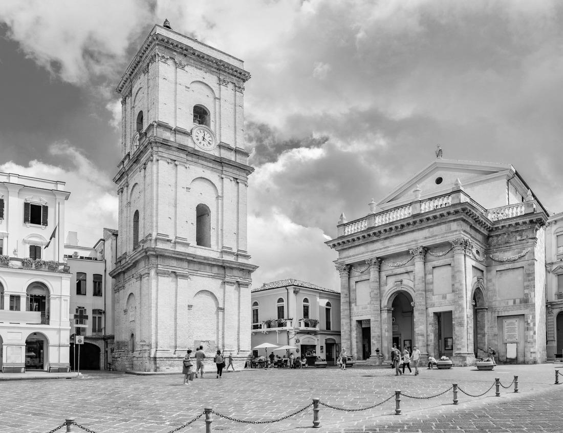 Noah Jigsaw Puzzle Beautiful architecture of the main square in Poznan in summer. Poland in black white 1000 pieces