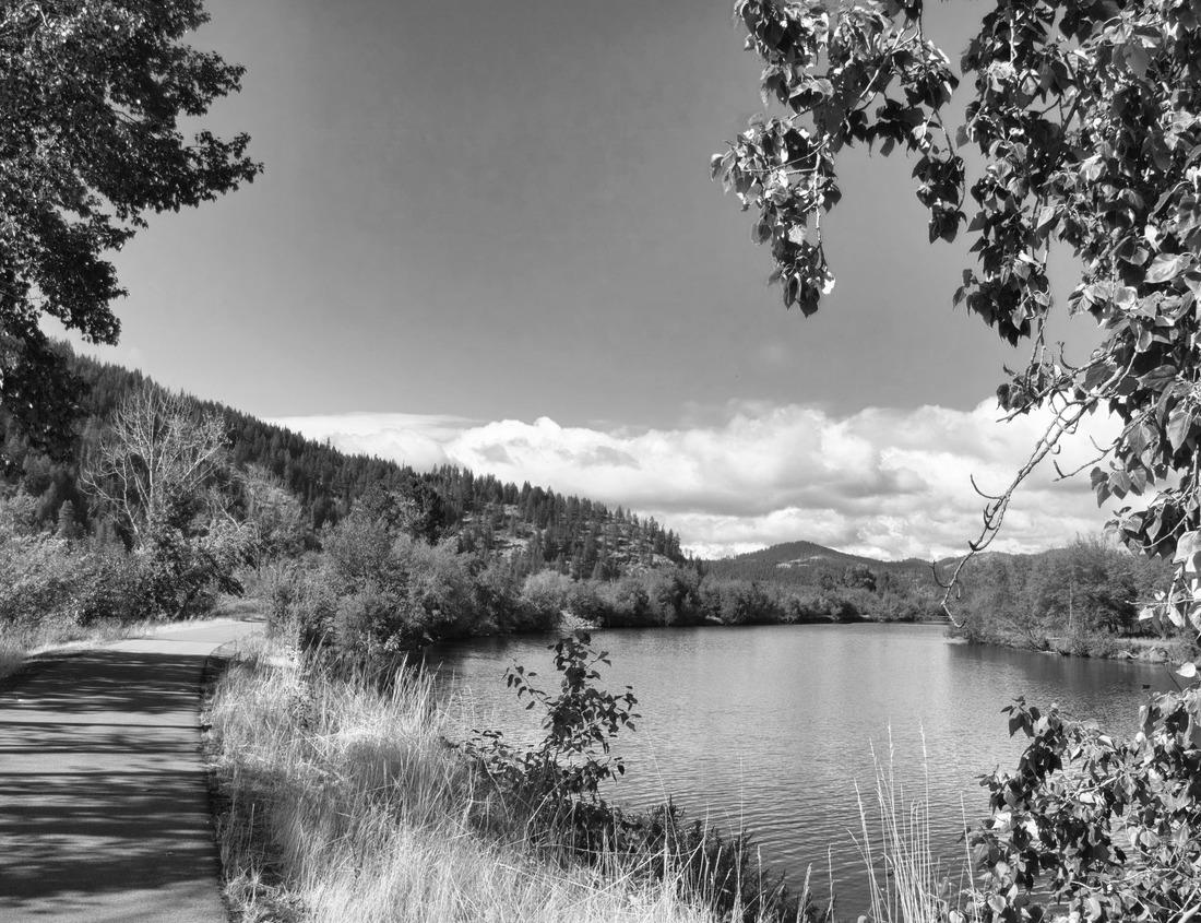 Noah Jigsaw Puzzle Mount Fuji with red maple leaves, Lake Kawaguchi, Yamanashi Prefecture, Japan in black white 1000 pieces