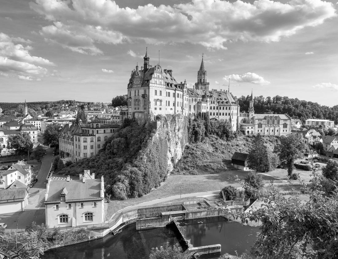 Noah Jigsaw Puzzle A castle tower of Matsuyama Castle in Matsuyama City, Ehime Prefecture, Japan in black white 1000 pieces