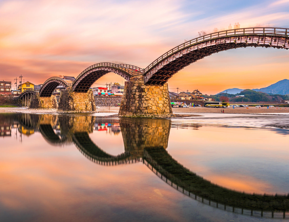 Noah Jigsaw Puzzle Iwakuni, Yamaguchi, Japan at Kintaikyo Bridge over the Nishiki River at dusk 1000 pieces