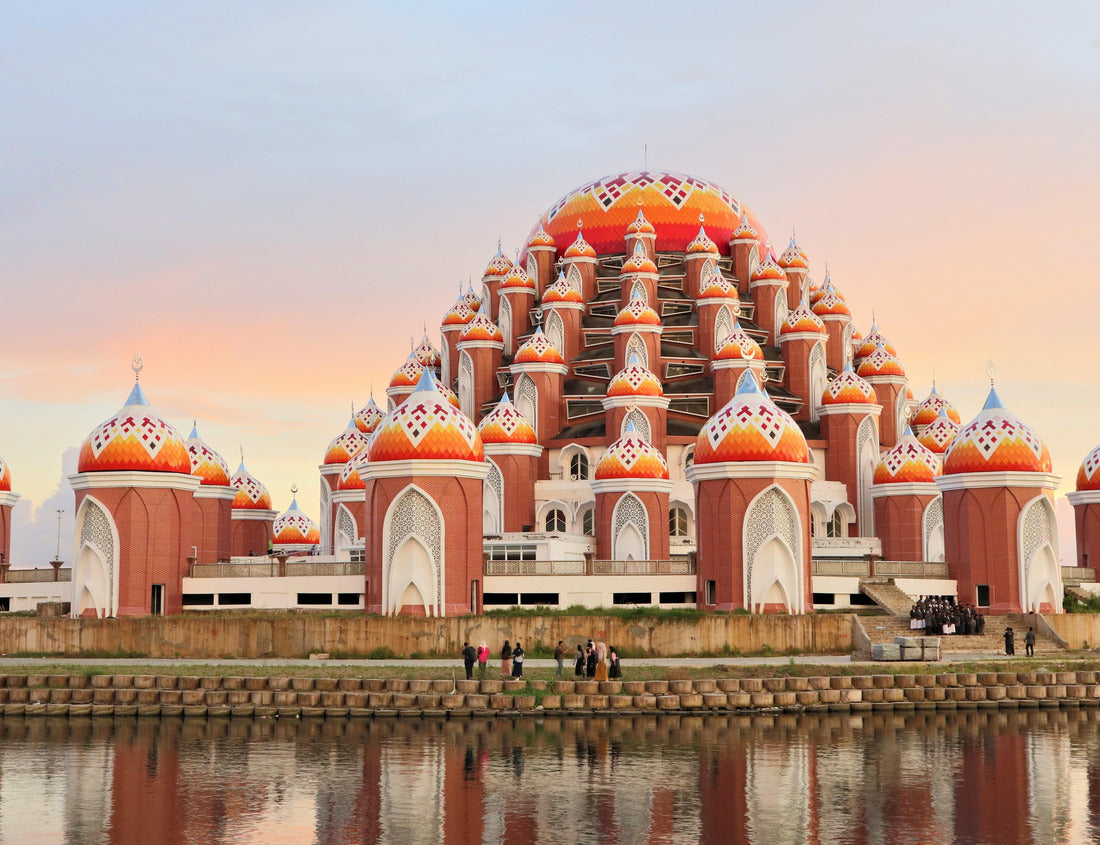 Noah Jigsaw Puzzle 99 Domes Mosque (Masjid 99 Kubah) a Beautiful Building Located in Central Point Indonesia (CPI) Makassar, South Sulawesi 1000 pieces