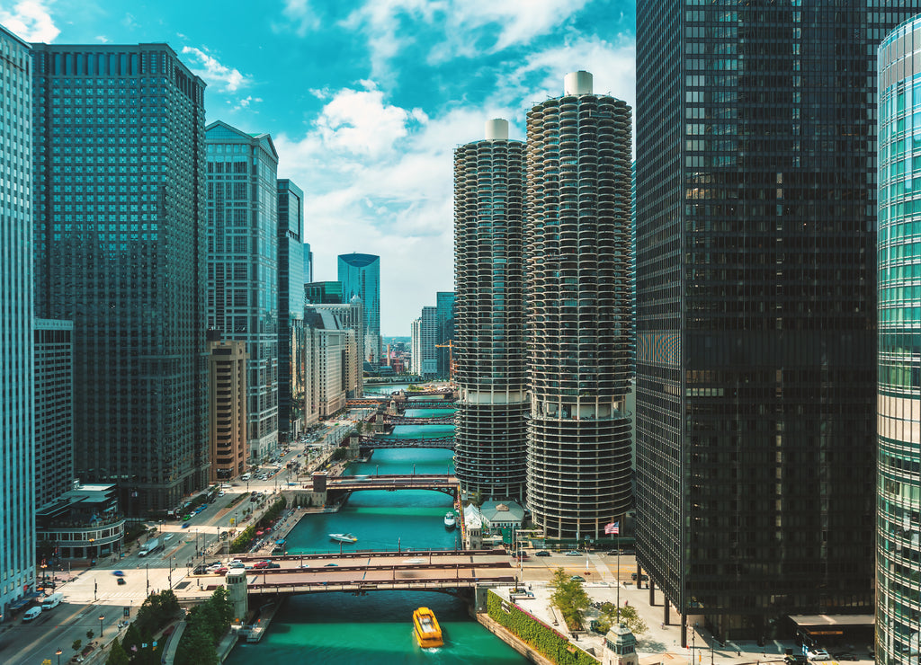 Chicago River with boats and traffic from above in the morning
