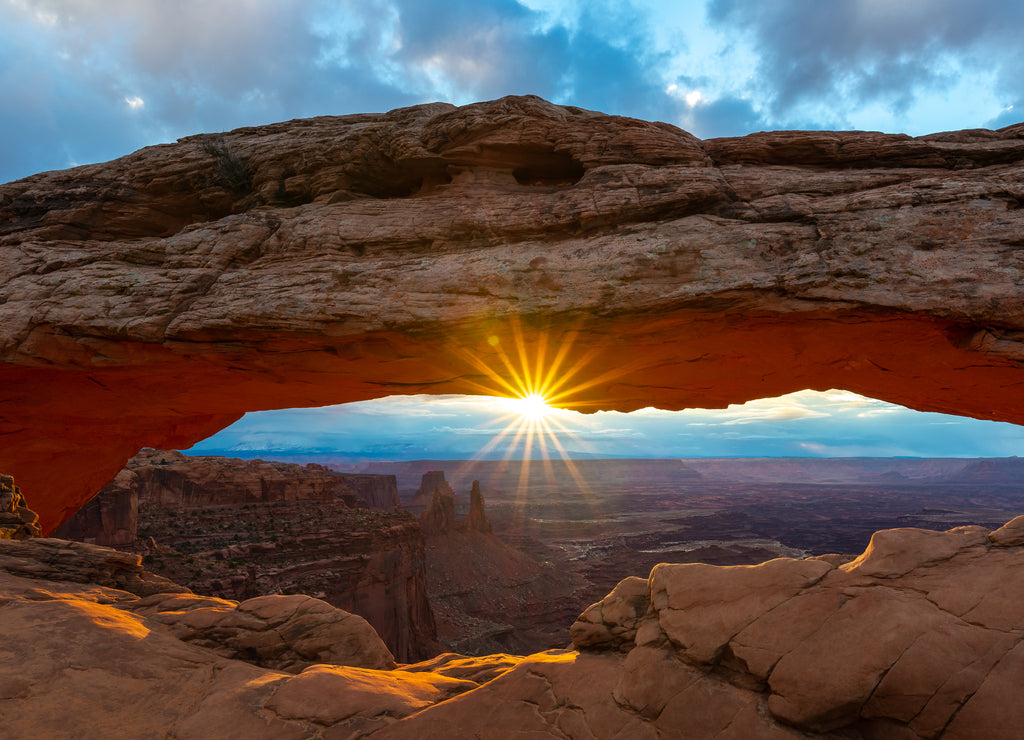 Mesa Arch at sunrise, Canyonlands National Park, Utah, USA