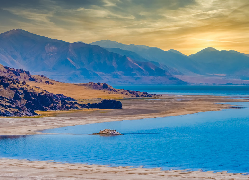 Antelope Island, the largest of ten islands within the Great Salt Lake, Antelope Island State Park, Utah, USA