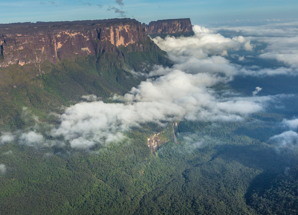 View from the Roraima tepui on Kukenan tepui at the mist - Venezuela