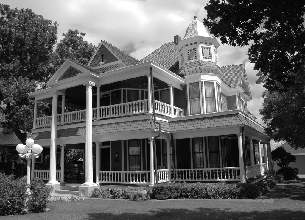 hisdtorical vctorian house in granbury, texas in black white