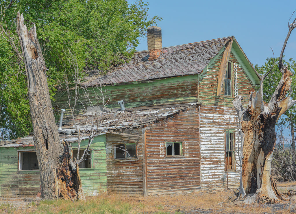 An old, abandoned, rundown home in the countryside of Delta, Colorado