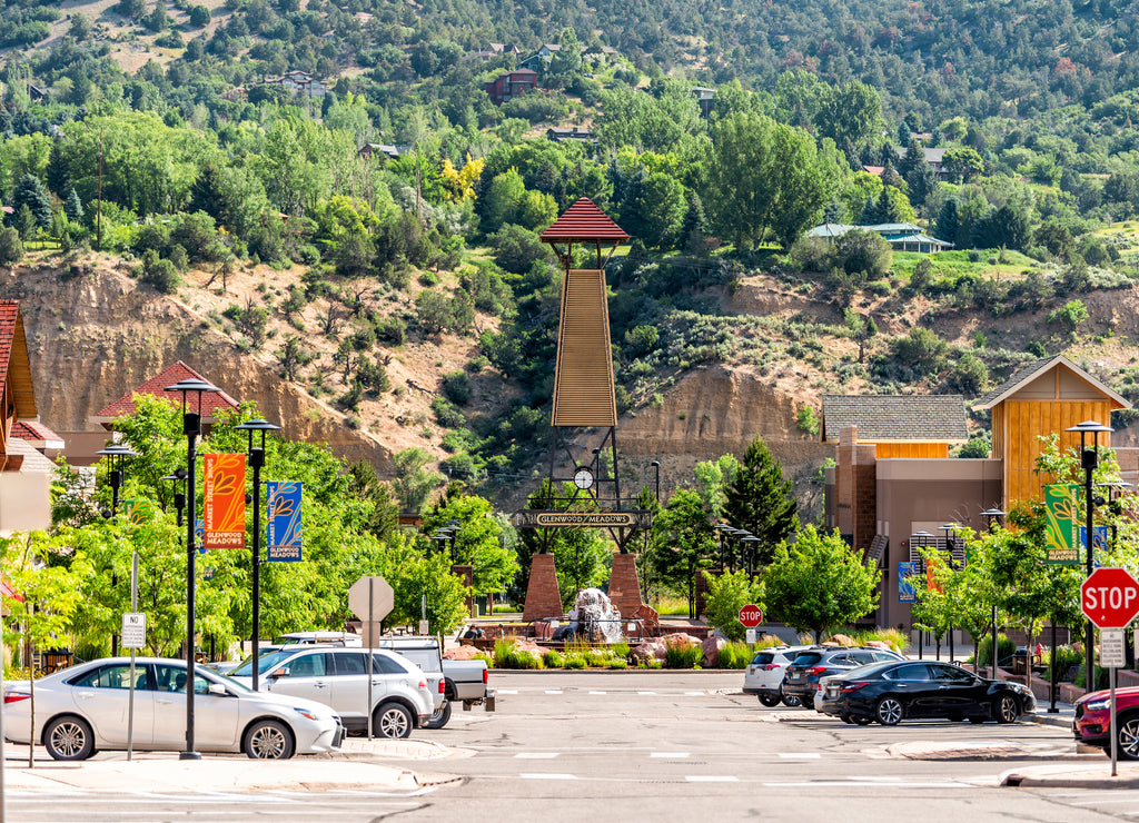 Glenwood Springs, USA: Shopping meadows mall park buildings in Colorado town near red mountain and cars parked