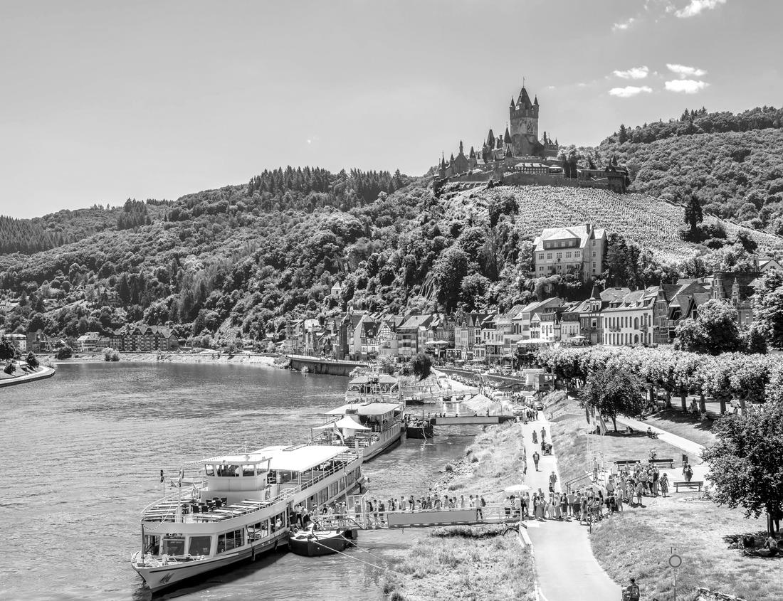 Noah Jigsaw Puzzle Charles Bridge in Prague in Czechia. Prague, Czech Republic. Charles Bridge (Karluv Most) and Old Town Tower. Vltava River and Charles Bridge in black white 1000 pieces