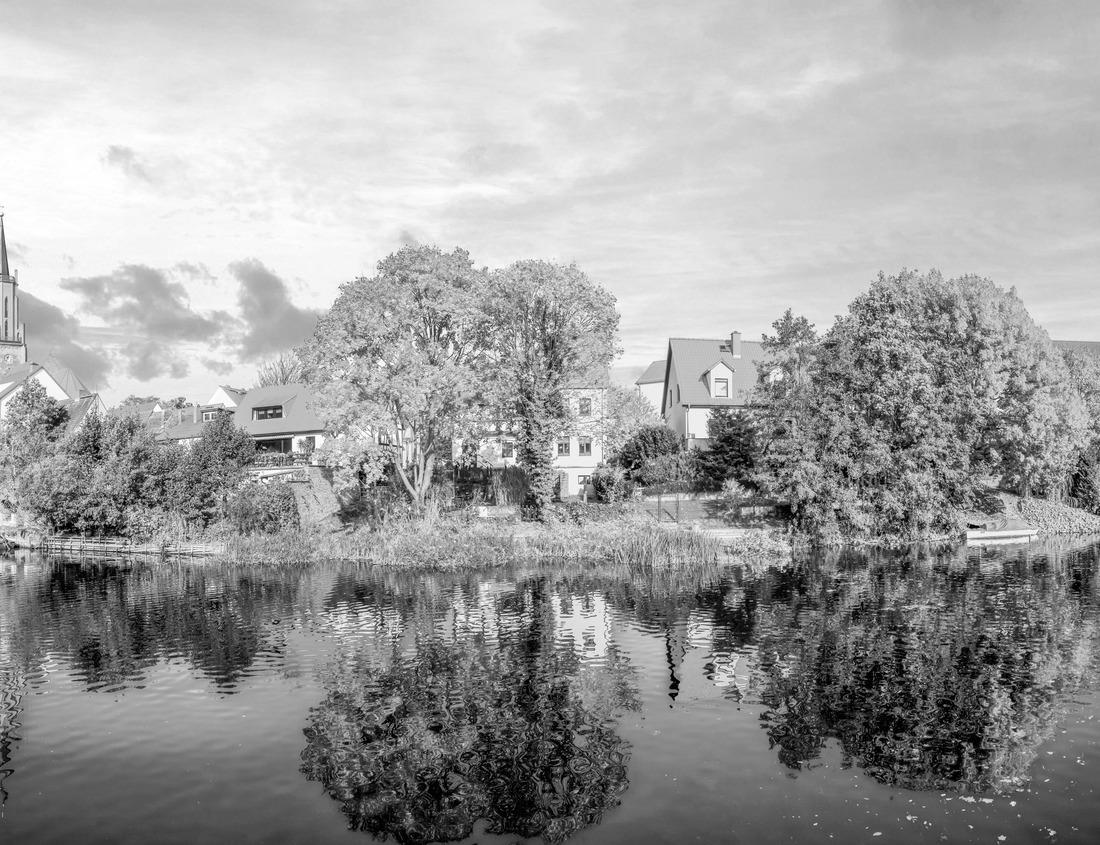 Noah Jigsaw Puzzle Beautiful flowering city of Tübingen in Germany (Baden-Württemberg). Houses on the Neckar and Hoelderlin Tower, Tübingen in black white 1000 pieces