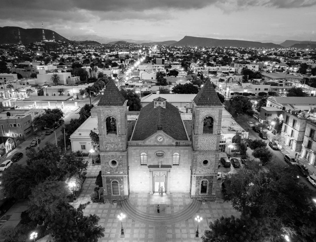 Noah Jigsaw Puzzle Beautiful landscape view of Lake Clark National Park near Port Alsworth in Alaska in black white 1000 pieces