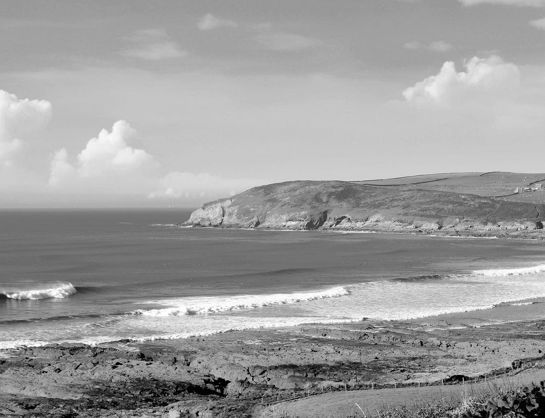 Noah Jigsaw Puzzle Donner Summit Bridge, also known as Rainbow Bridge, over Donner Pass on historic US Route 40 near Lake Tahoe, in Truckee, Nevada County, Northern California in black white 1000 pieces