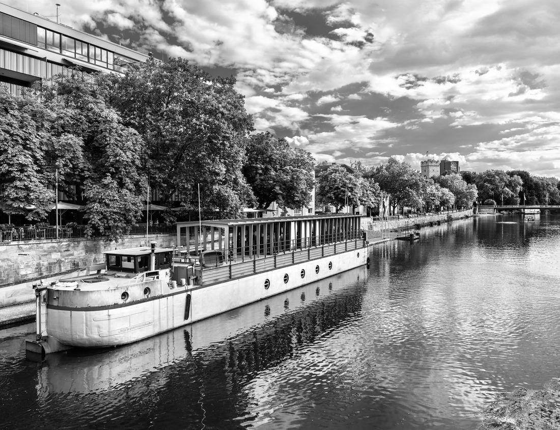 Noah Jigsaw Puzzle A homeless encampment frames the skyline of downtown Oakland, California, USA in black white 1000 pieces