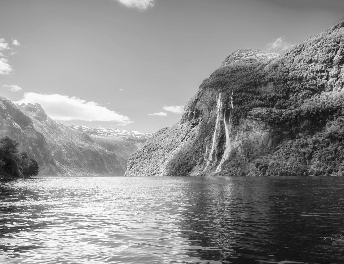Noah Jigsaw Puzzle Milan Cathedral (Duomo di Milano), Piazza del Duomo and Gallery Vittorio Emanuele II in Milan, Italy. The cityscape of Milan is sunny. Architecture and landmarks of Milan in black white 1000 pieces