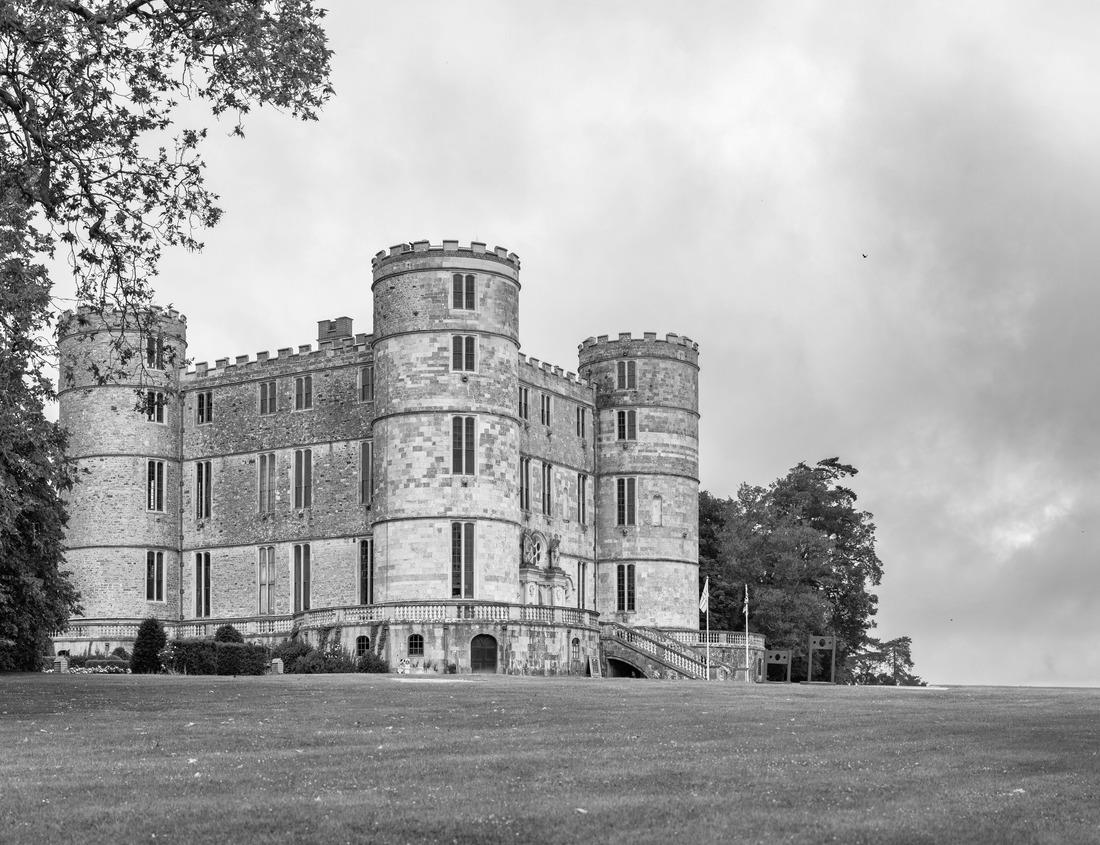 Noah Jigsaw Puzzle Feral horses in Gran Sasso National Park. Highest peak of the Apennine Mountains. Gran Sasso National Park, Abruzzo, Italy in black white 1000 pieces