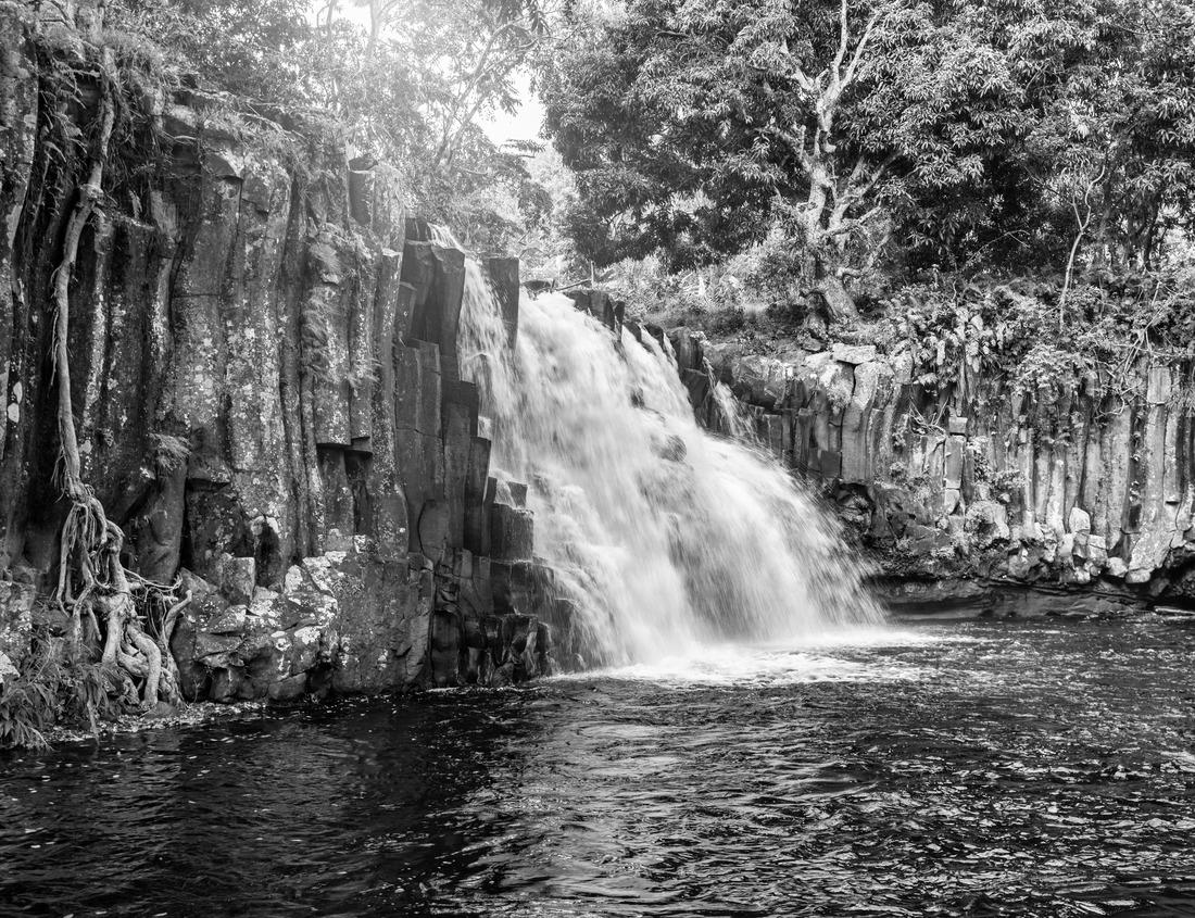 Noah Jigsaw Puzzle Montevideo, Uruguay: building of traditional Spanish architecture on the edge of Zabala Square in the old town of Montevideo, capital of Uruguay in black white 1000 pieces