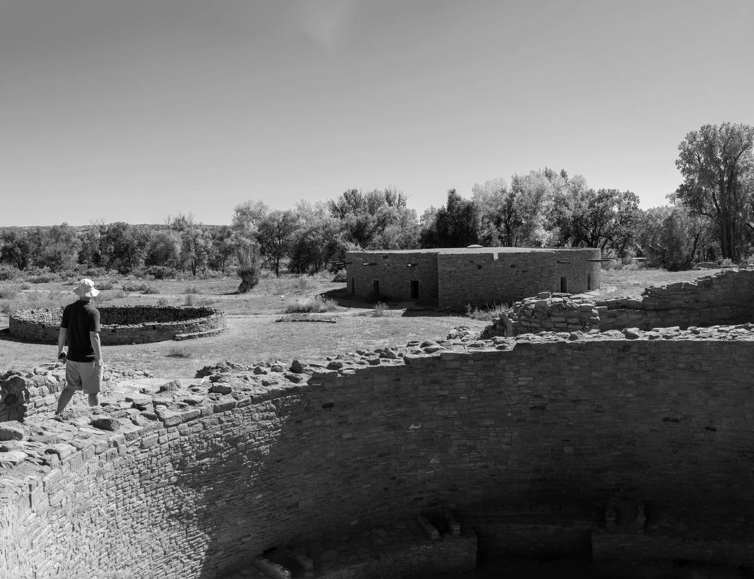 Noah Jigsaw Puzzle From the Roosevelt Island Tramway, one can overlook the first street and travel through the buildings of Manhattan in New York City in black white 1000 pieces