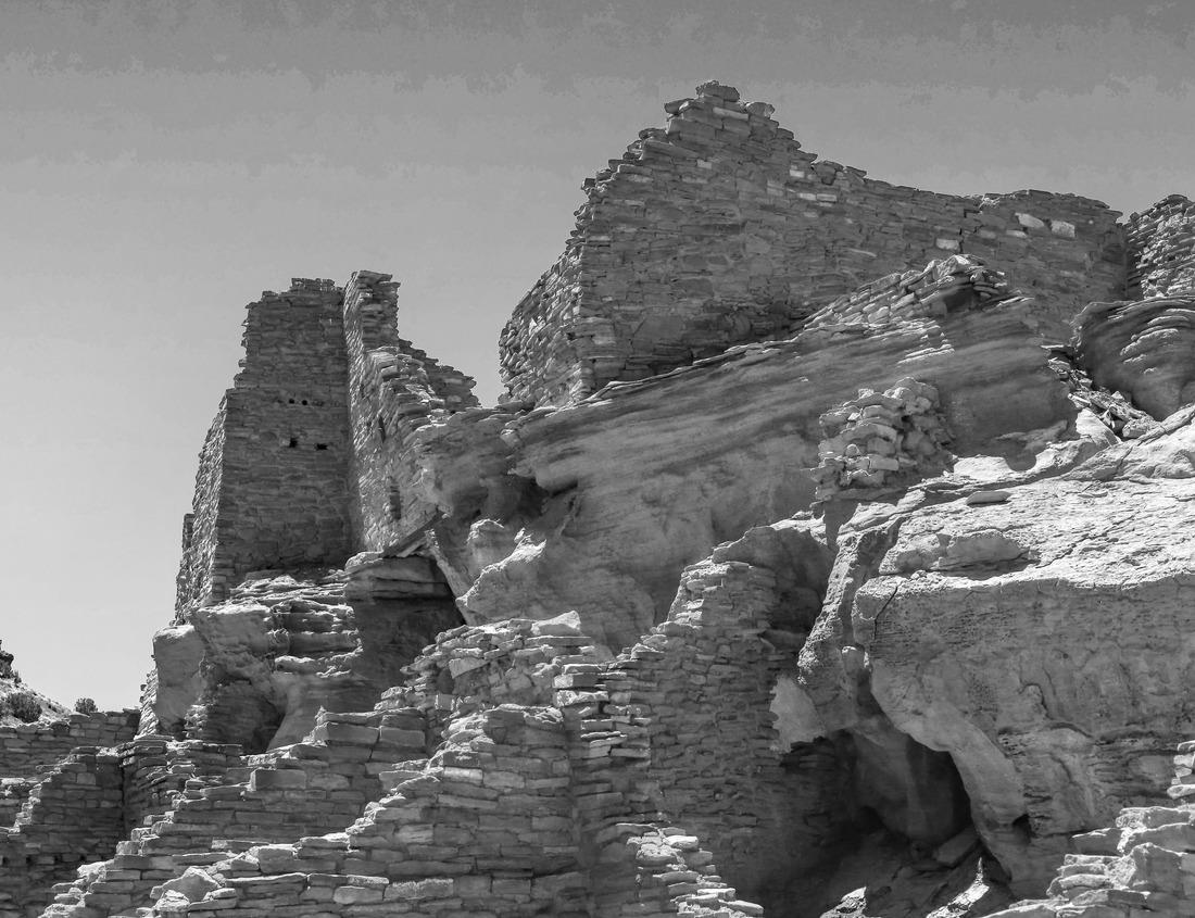 Noah Jigsaw Puzzle Isles of Scilly, United Kingdom - Port of Hugh Town, St. Mary's at low tide with many boats on sand and town in the background in black white 1000 pieces