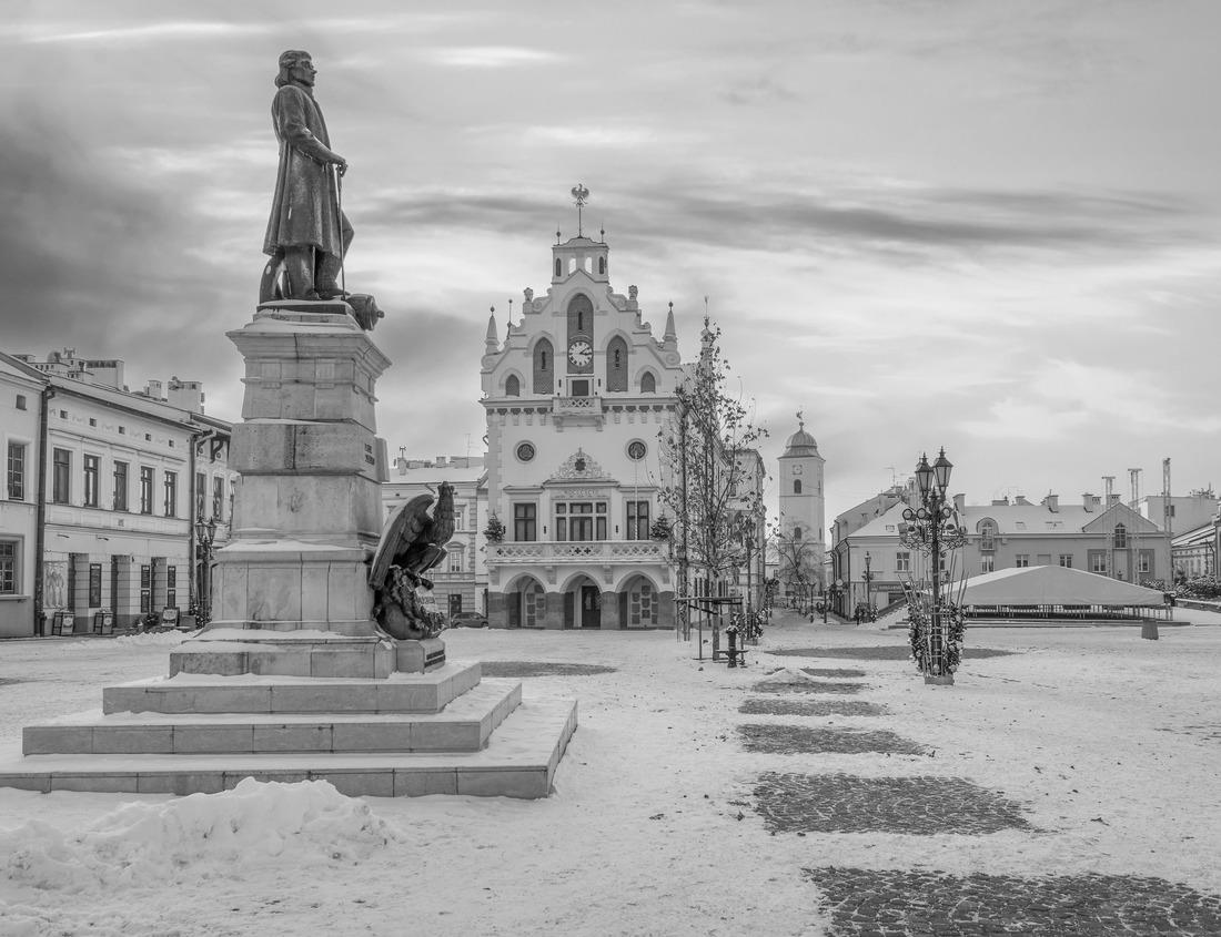Noah Jigsaw Puzzle Barn in a meadow surrounded by red sandstone mountains in the Fruita settlement in Capitol Reef National Park, Utah, USA in black white 1000 pieces