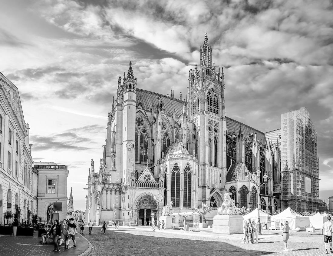 Noah Jigsaw Puzzle Cliffs in the nearby of Tanah Lot Temple, Bali, Indonesia. There is an arch in the water. The waves are splashing on the cliffs and smaller rocks. Water stays on the flat surfaces. Power of the nature in black white 1000 pieces