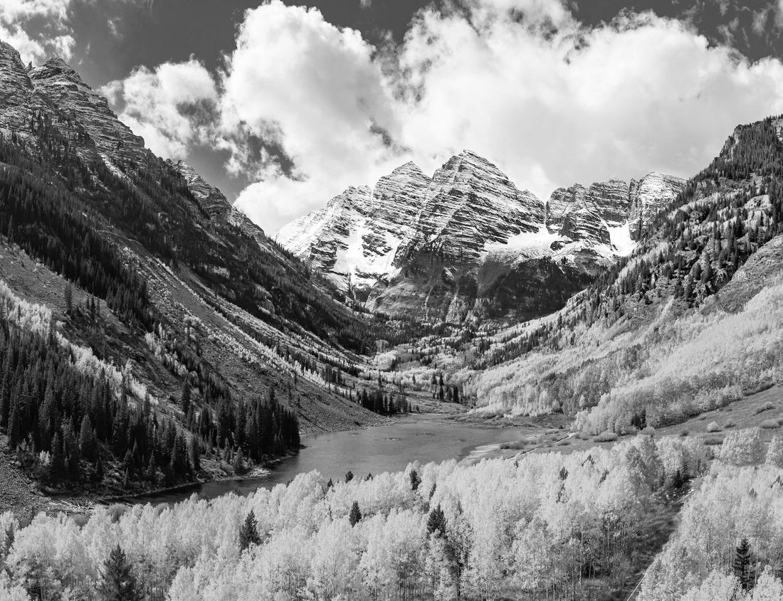 Noah Jigsaw Puzzle Historic Bath Abbey and roman baths building in Bath Old town center, England in black white 1000 pieces