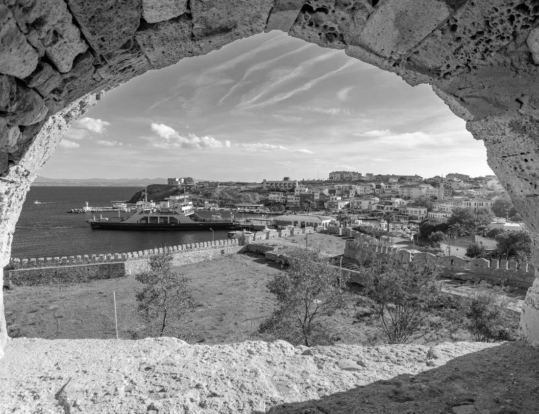 Noah Jigsaw Puzzle Prague - Charles bridge, Czech Republic. Scenic aerial sunset on the architecture of the Old Town Pier and Charles Bridge over the Vltava River in Prague, Czech Republic in black white 1000 pieces