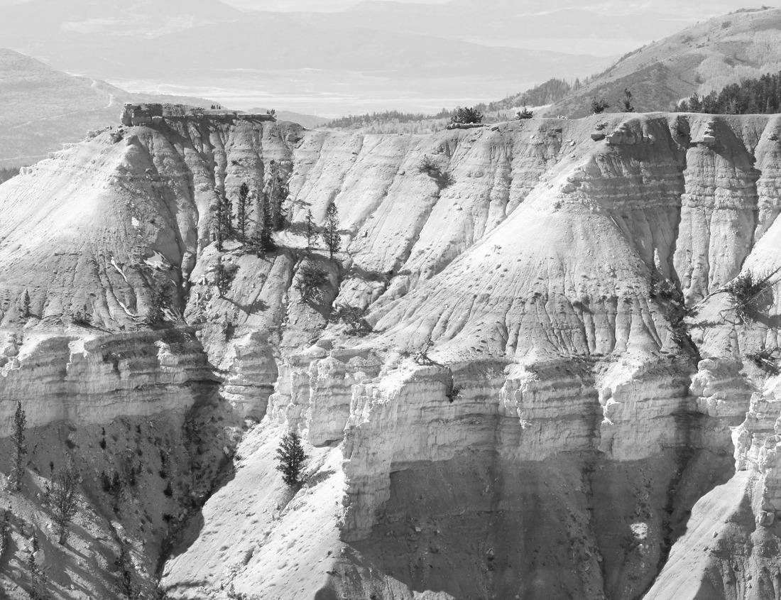 Noah Jigsaw Puzzle Old stone bridge in Monção in black white 1000 pieces