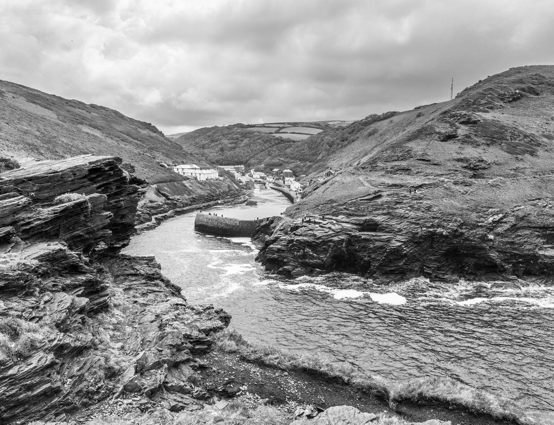 Noah Jigsaw Puzzle Beautiful architecture building cityscape and illuminated Tokyo Tower from the observation deck of Roppongi Hills at night in Tokyo, Japan in black white 1000 pieces