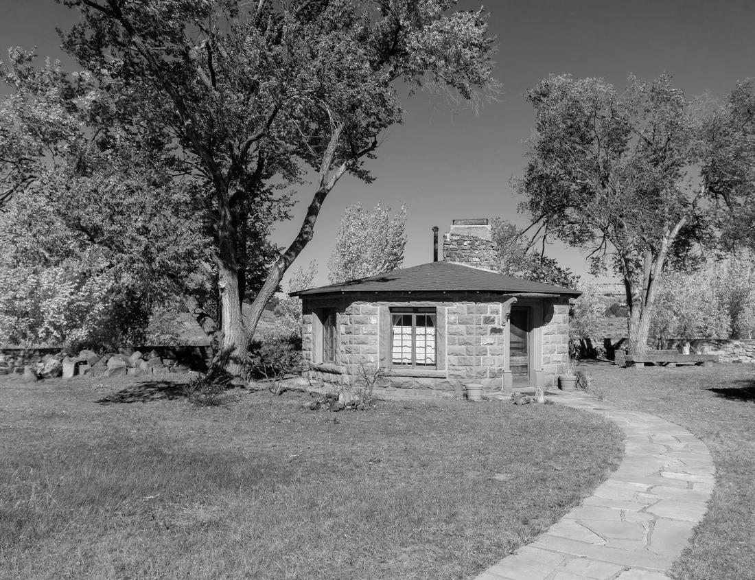 Noah Jigsaw Puzzle Morning traffic in front of newly built conference center and sports arena in the center of the Midwestern American city of Lexington, Kentucky in black white 1000 pieces