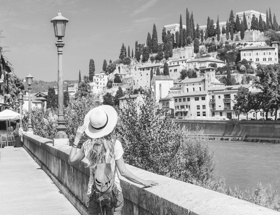 Noah Jigsaw Puzzle Uluru (Ayers Rock), the iconic sandstone rock in the center of Australia, Northern Territory, Australia in black white 1000 pieces