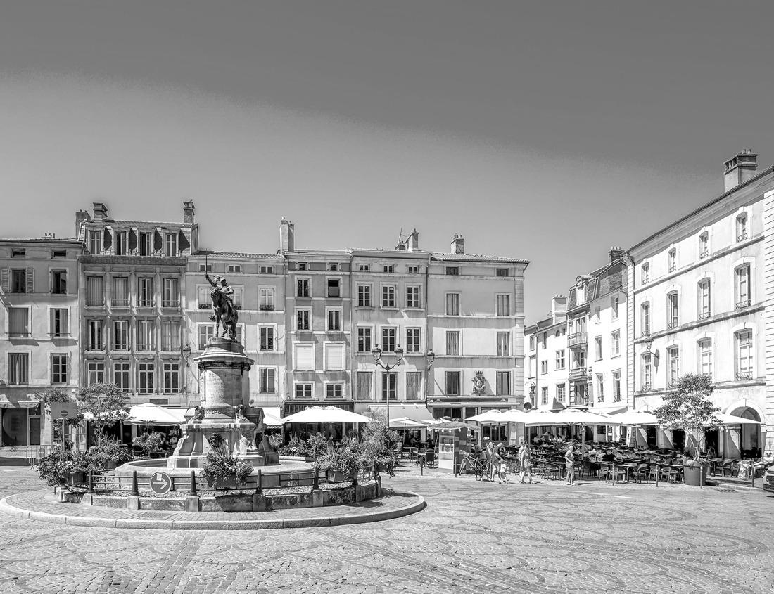 Noah Jigsaw Puzzle City skyline of Manchester with circular geometry of the civic auditorium building with cloudy sky, modern metropolitan architecture in New Hampshire in black white 1000 pieces