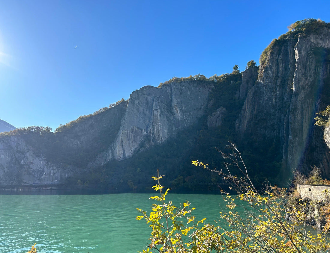 Noah Jigsaw Puzzle Bucht der Bucht, a natural enclosed bay with vertical limestone slabs, Mount Clemo, Lake Iseo, Province of Brescia, Lombardy, Italy 1000 pieces