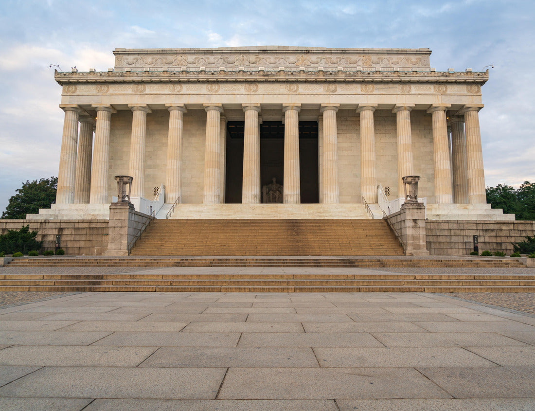 The Lincoln Memorial, Monument in Washington, D.C., United States, honors the 16th president of the United States, Abraham Lincoln 1000pc Puzzle