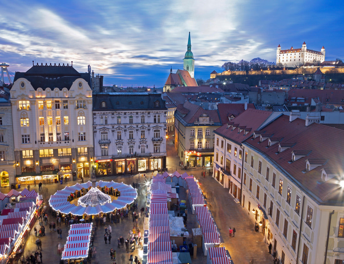 Noah Jigsaw Puzzle BRATISLAVA, SLOVAKIA: Christmas market on the Main square in evening dusk 1000 pieces