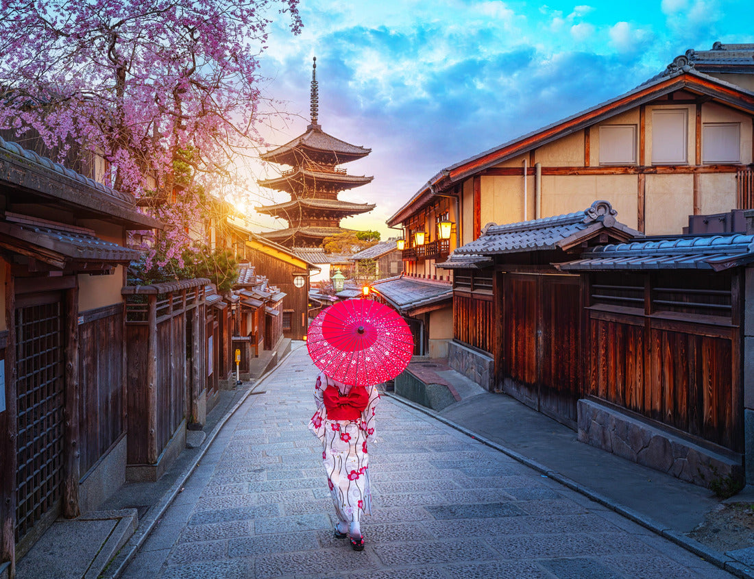 Noah Jigsaw Puzzle Japanese woman in traditional Kimono visit Yasaka Pagoda at Hokanji temple in Kyoto, Japan during full bloom cherry blossom in spring 1000 pieces