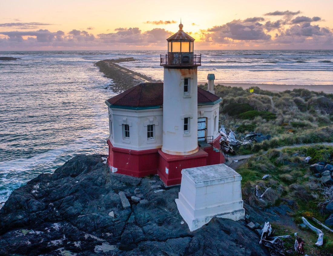Noah Jigsaw Puzzle Coquille River Lighthouse in Bandon, Oregon, USA. Oregon Coast historic lighthouse 1000 pieces