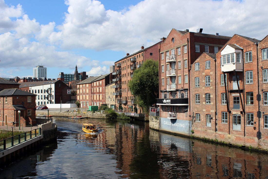 Historic warehouses beside the River Aire, Leeds 2000pc Puzzle