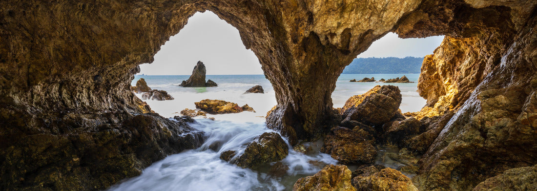 Noah Jigsaw Puzzle A meditating monk in front of a Chinese temple, foggy mountains in the background Panorama 1000 Pieces